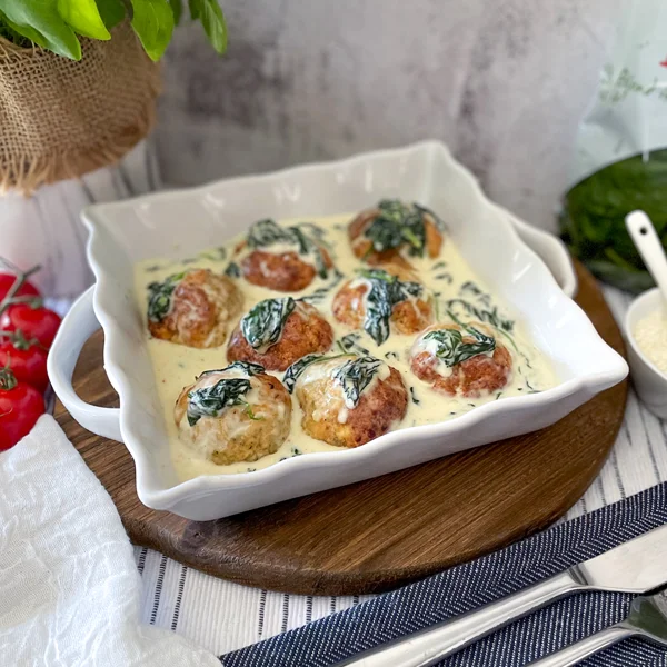 Boulettes de poulet à l’Alfredo et aux épinards