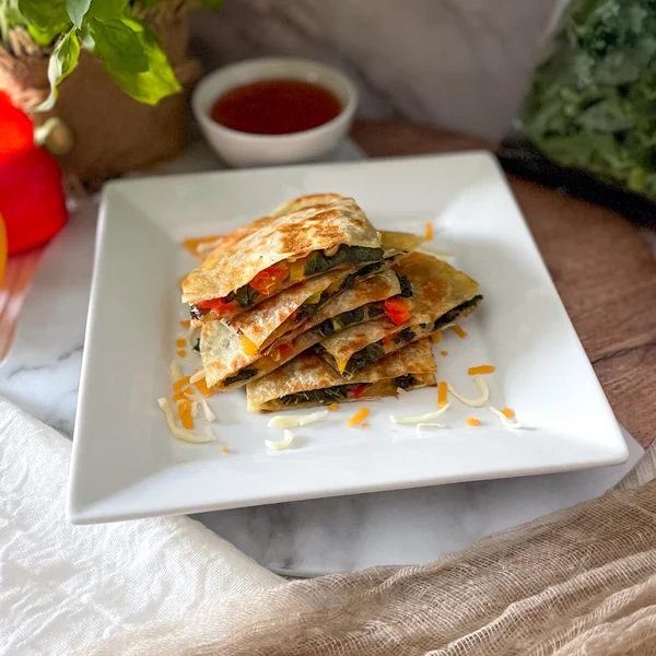 Quesadillas au chou frisé, poivrons et fromage