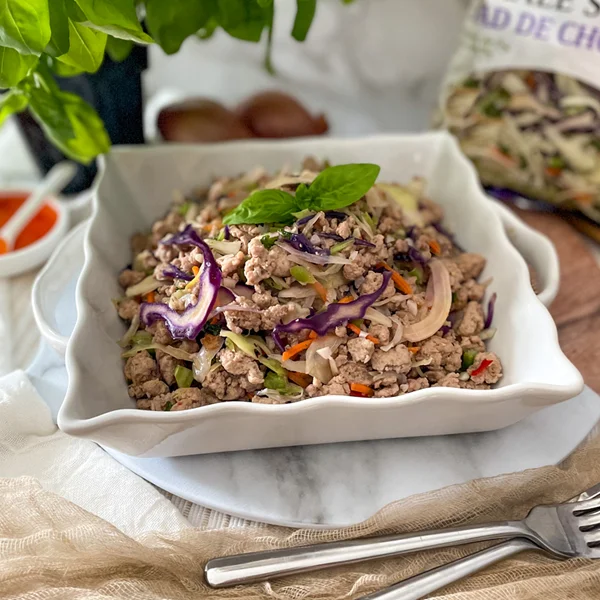 Bol de dinde hachée et salade de chou frisé à la sauce chili sucrée