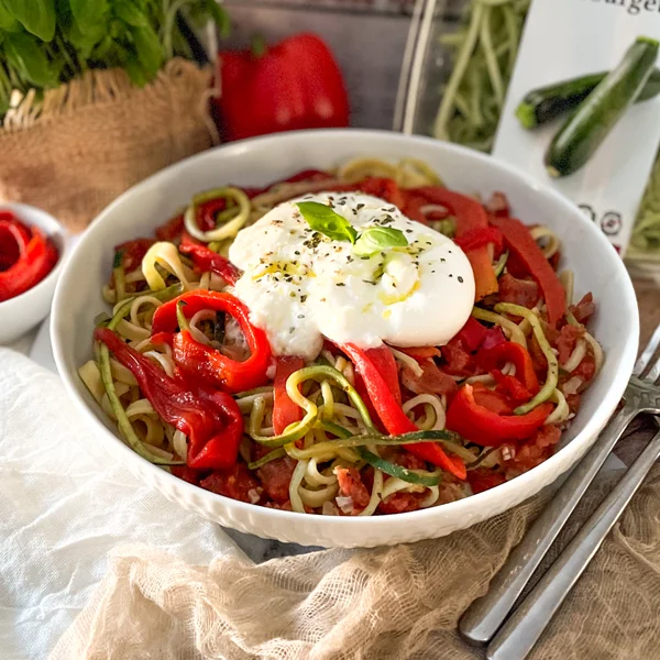 Bol de courgettes, poivrons rôtis et burrata